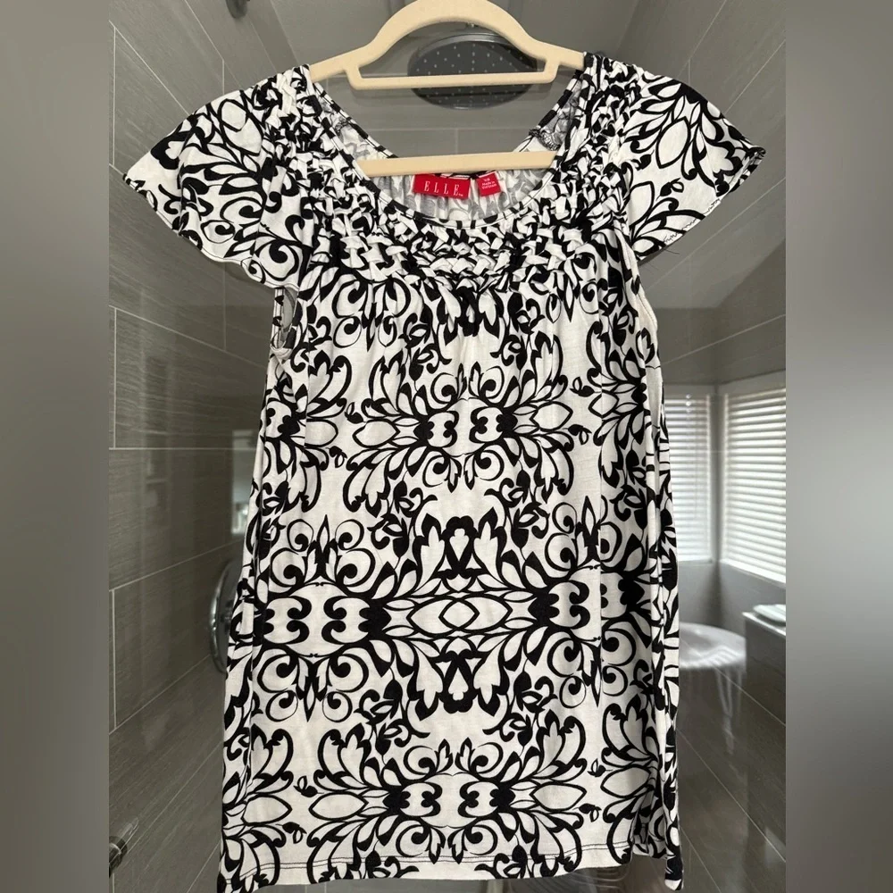 Elle Black and White Smocked Blouse with Short Sleeves - Picture 5 of 5